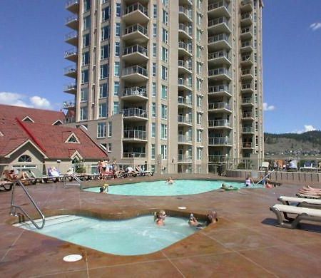 Sunset Waterfront Resort By Kelownacondorentals Bagian luar foto
