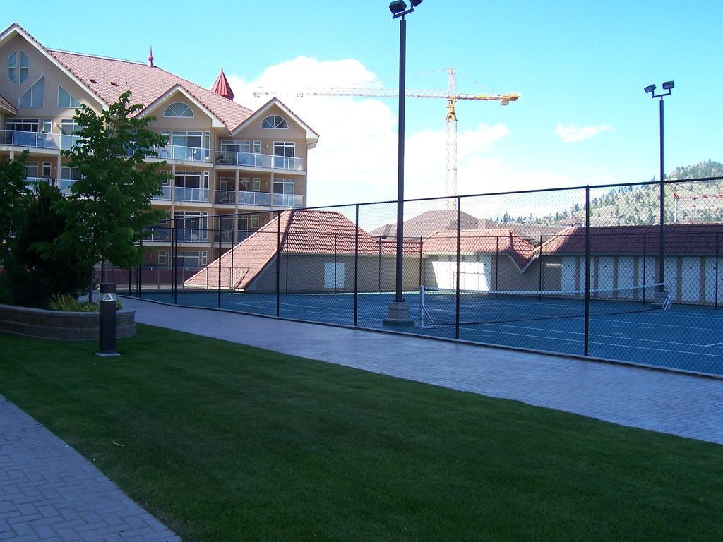 Sunset Waterfront Resort By Kelownacondorentals Bagian luar foto
