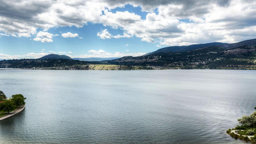 Sunset Waterfront Resort By Kelownacondorentals Bagian luar foto
