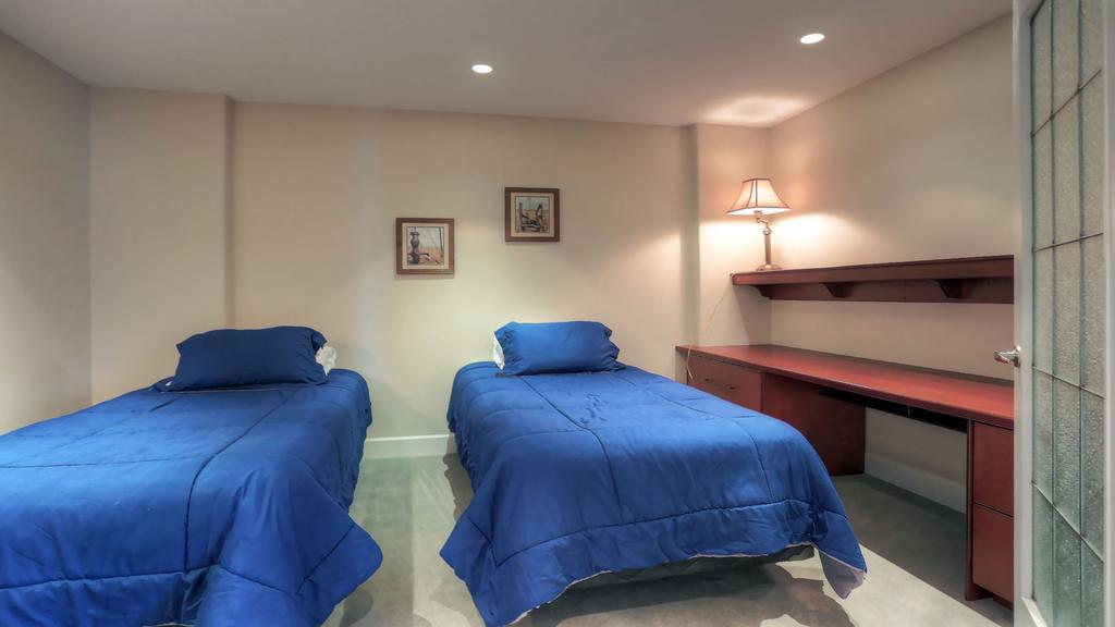 Sunset Waterfront Resort By Kelownacondorentals Bagian luar foto