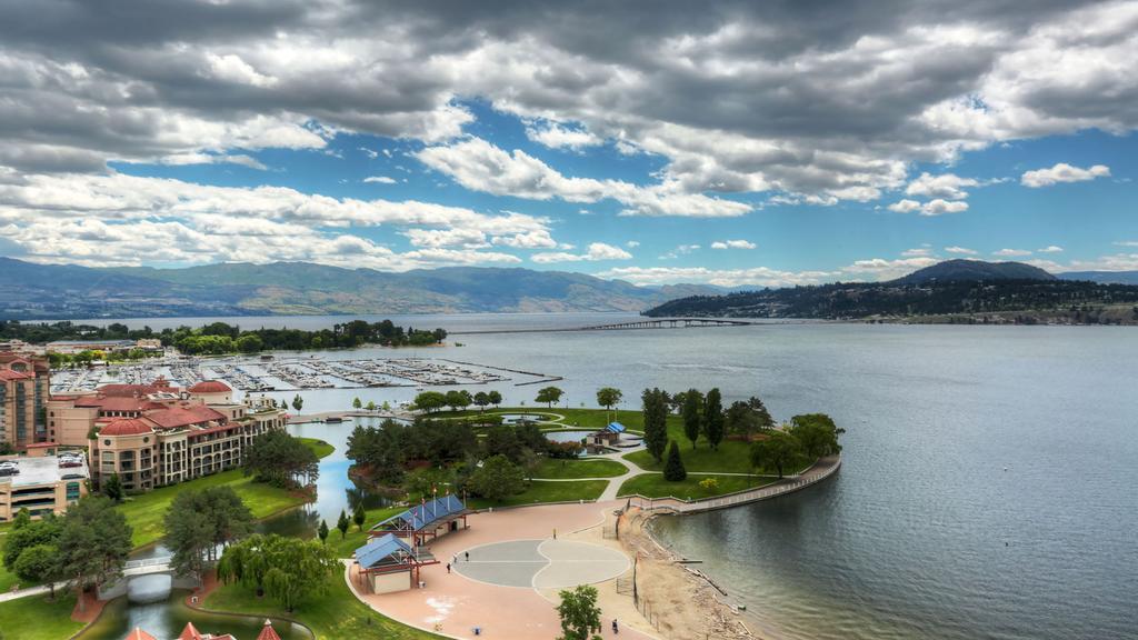 Sunset Waterfront Resort By Kelownacondorentals Bagian luar foto