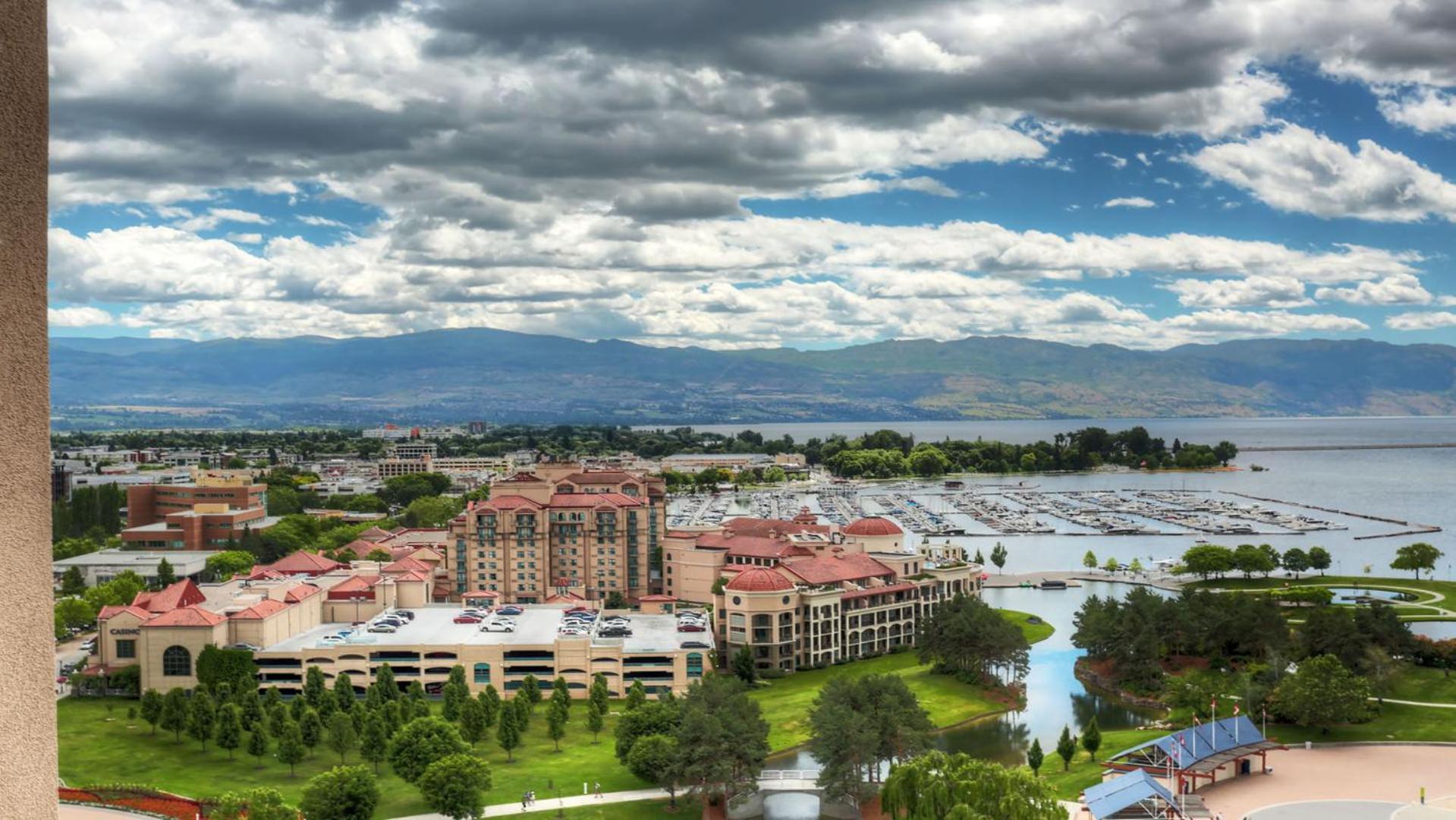 Sunset Waterfront Resort By Kelownacondorentals Bagian luar foto