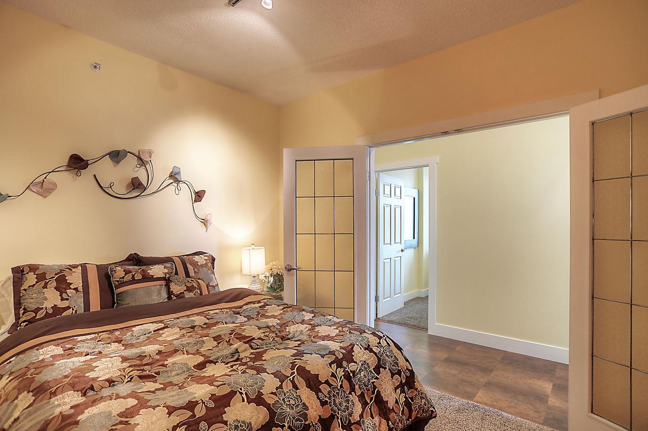 Sunset Waterfront Resort By Kelownacondorentals Bagian luar foto